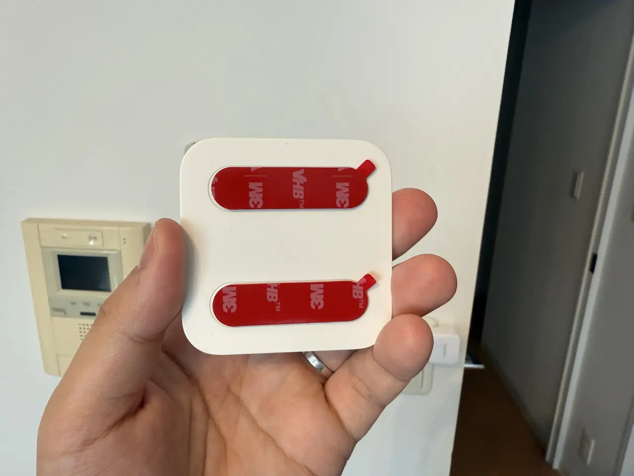 取付けブラケットを手に持っている