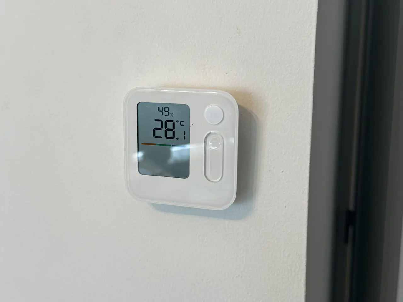壁面に取り付けたSwitchBot 温湿度管理パネル