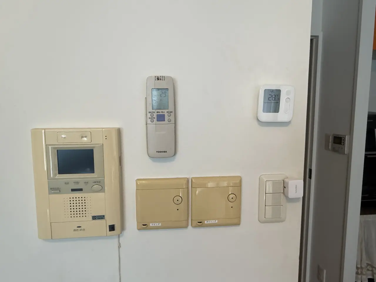 壁面に設置されたSwitchBot 温湿度管理パネル