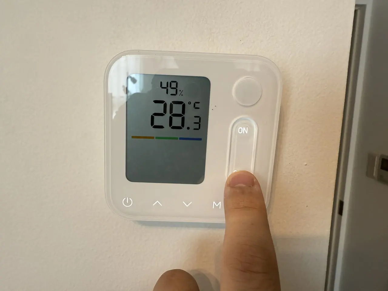 SwitchBot 温湿度管理パネルのボタンを押している様子