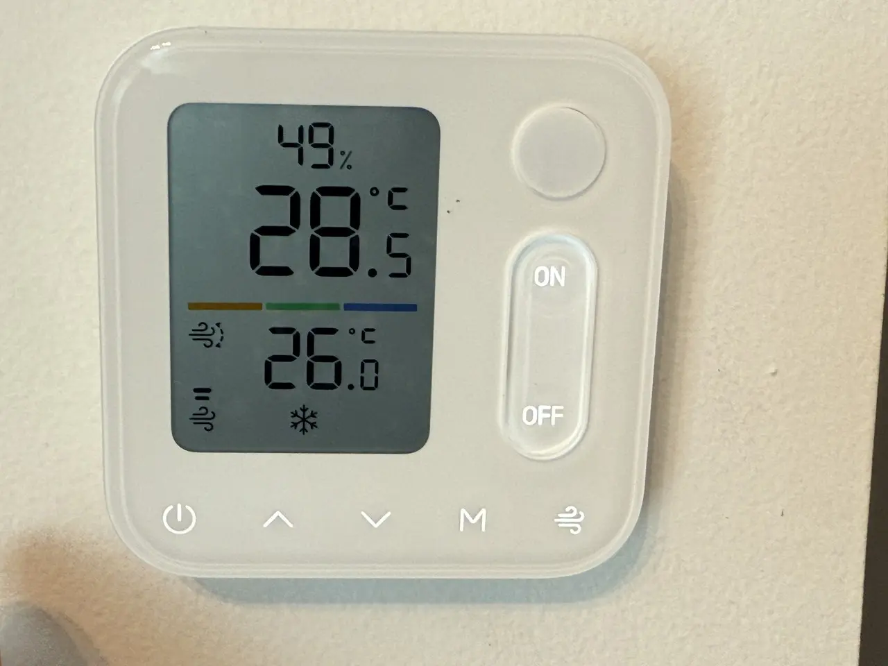 上段に現在の温度・湿度情報が、下段にエアコンの運転情報が表示されている