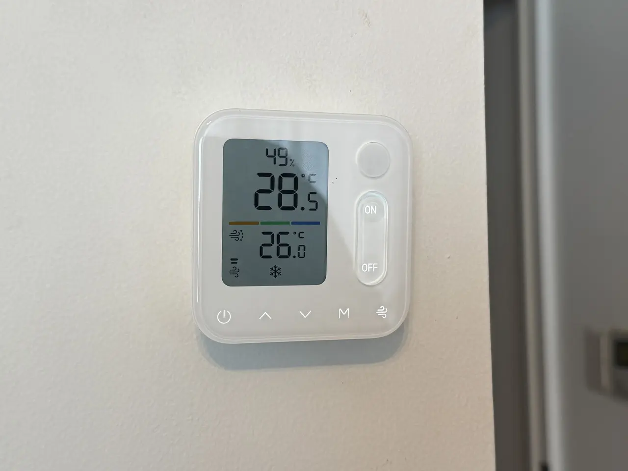 自宅リビングの壁面に設置されたSwitchBot 温湿度管理パネル