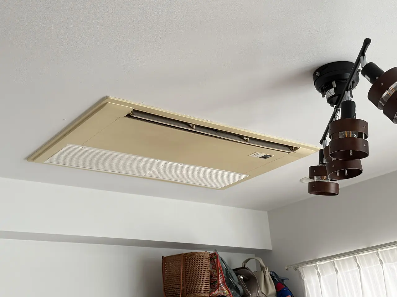 天井に設置されているエアコン