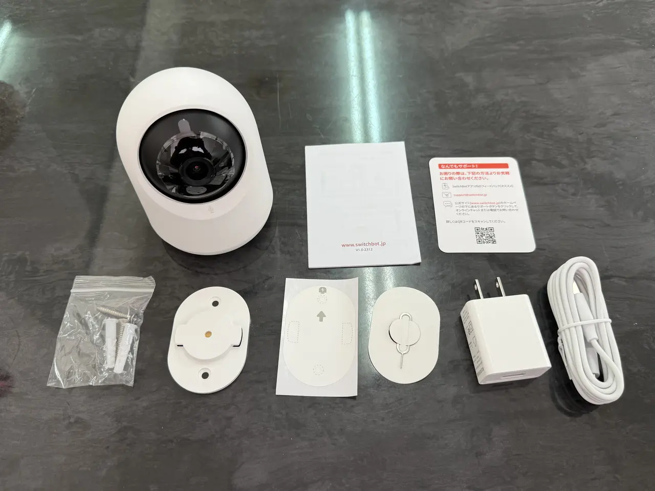 SwitchBot 見守りカメラ Plus 5MPのパッケージ付属品一式