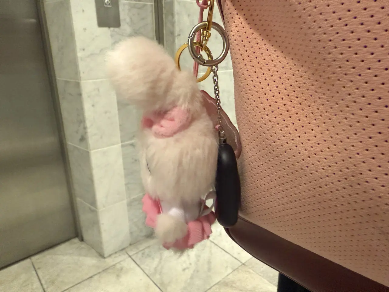 バッグに装着されているぬいぐるみとSwitchBot 防犯ブザー