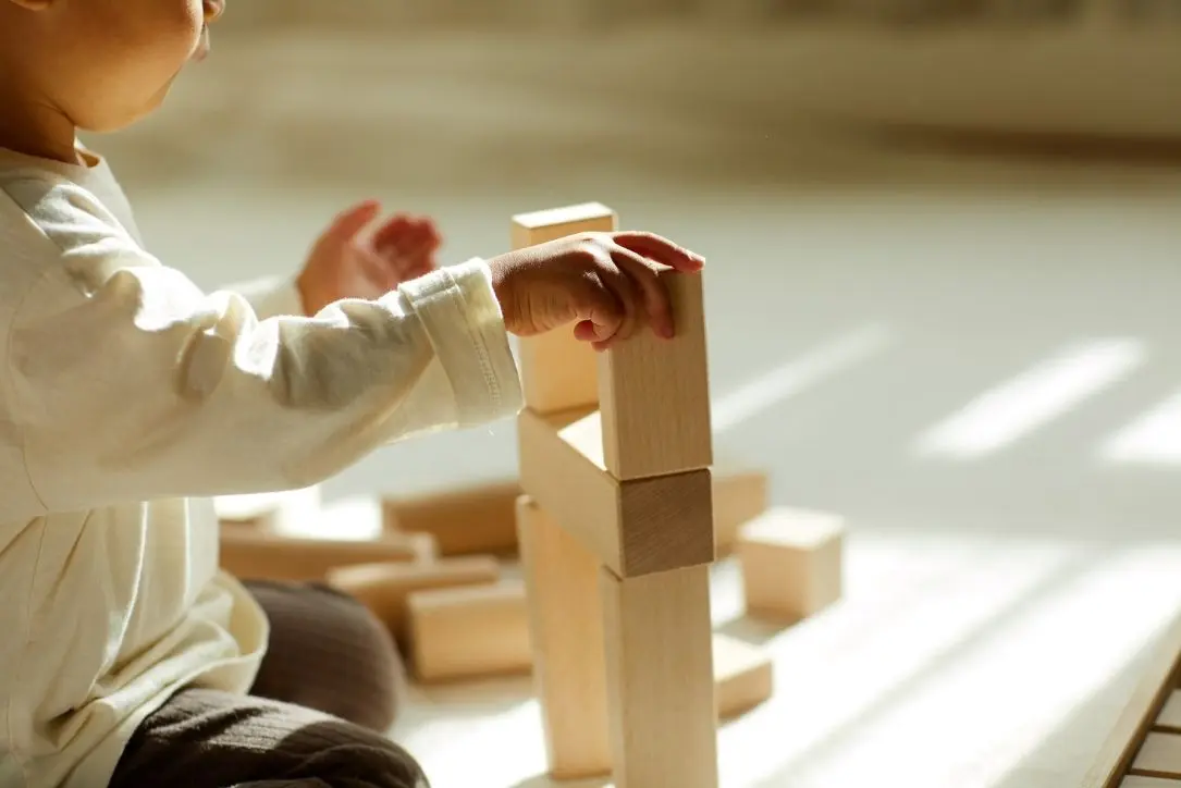 子どもが積み木で遊んでいる様子