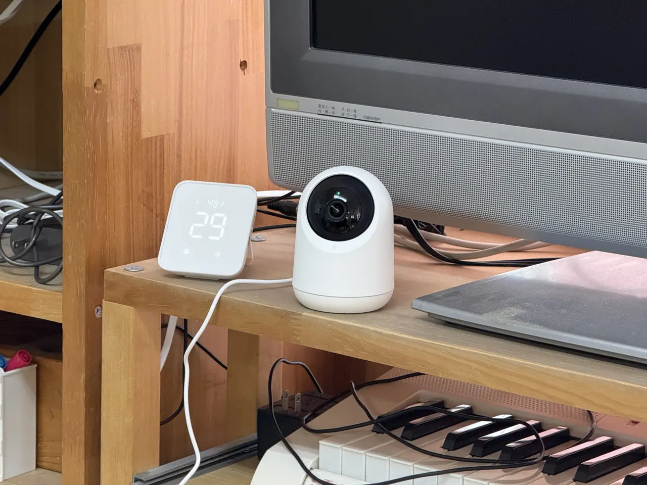 棚の上に設置されたSwitchBot 見守りカメラ Plus 5MP