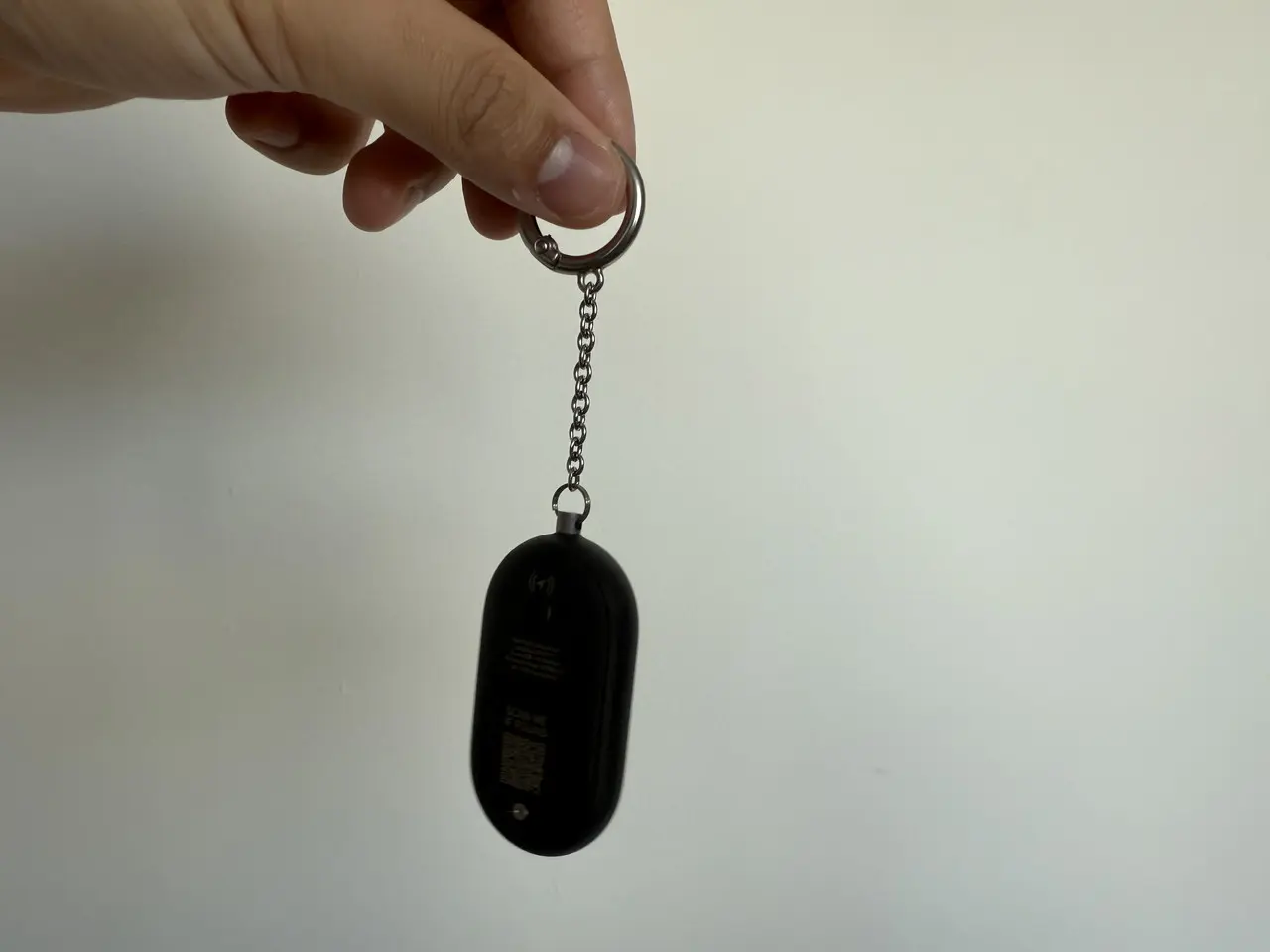 SwitchBot 防犯ブザーを手に持っている様子