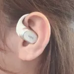 女性が左耳にugee FreSoundを装着している様子