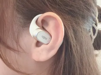 女性が左耳にugee FreSoundを装着している様子