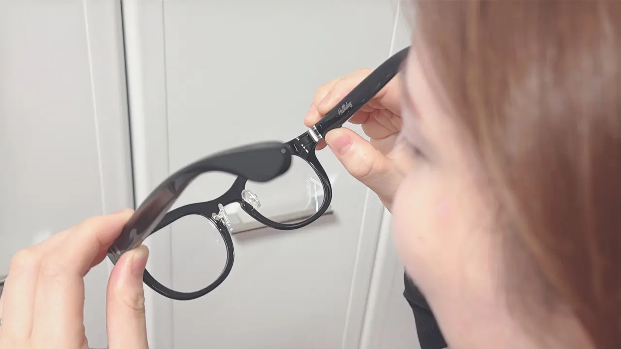 Halliday AIグラスを両手で持つ女性