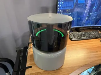 デスク上で稼働中のcado STEM 500H