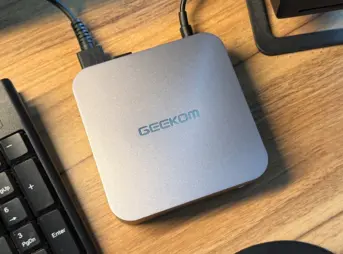 デスク上に設置されたGEEKOM GT13 Pro 2025エディション