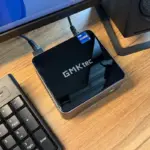 デスク上で稼働中のGMKtec M3 Ultra