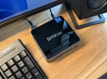 デスク上で稼働中のGMKtec M3 Ultra