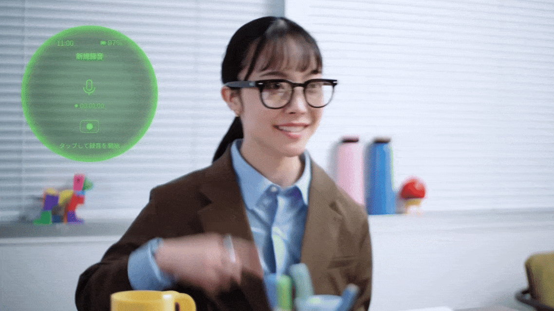 Halliday AIグラスで録音機能を試用している女性