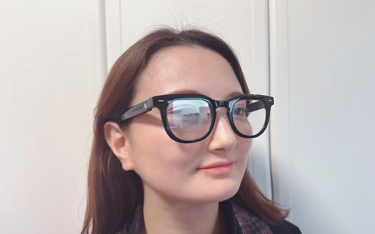 Halliday AIグラスを装着した女性