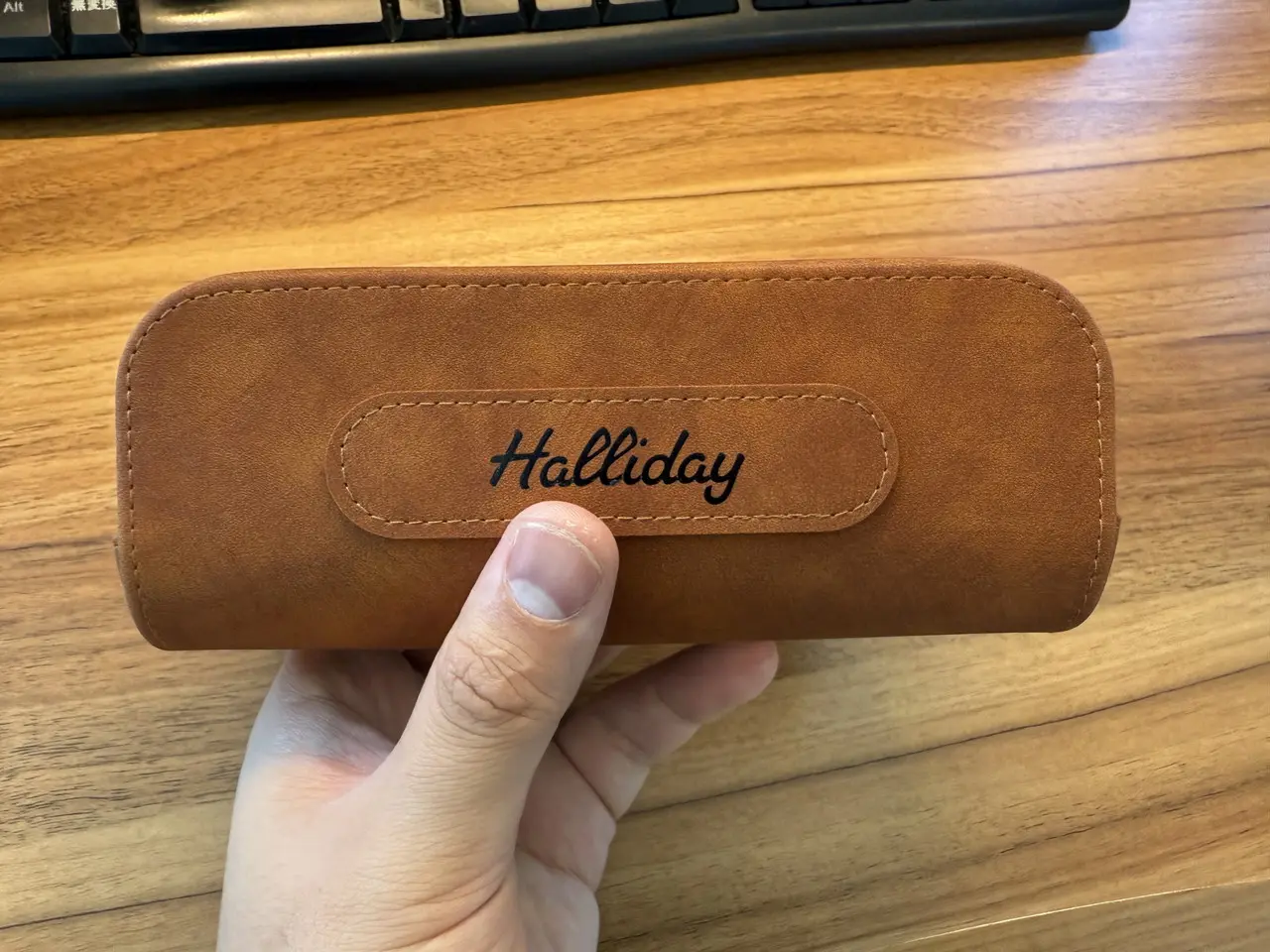 Halliday AIグラス専用のメガネケースを手に持っている