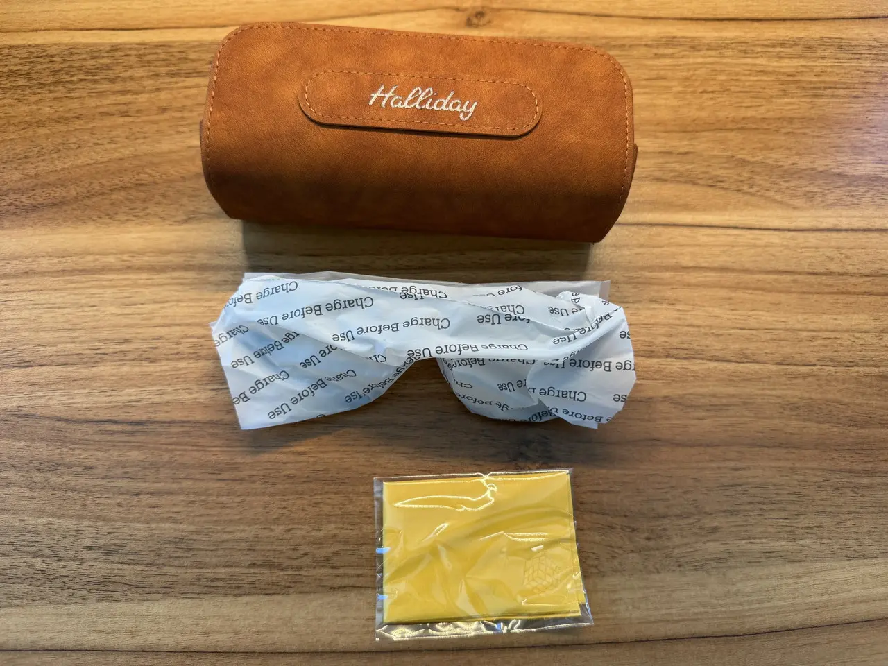 Halliday AIグラスとクロスをケースから取り出した状態
