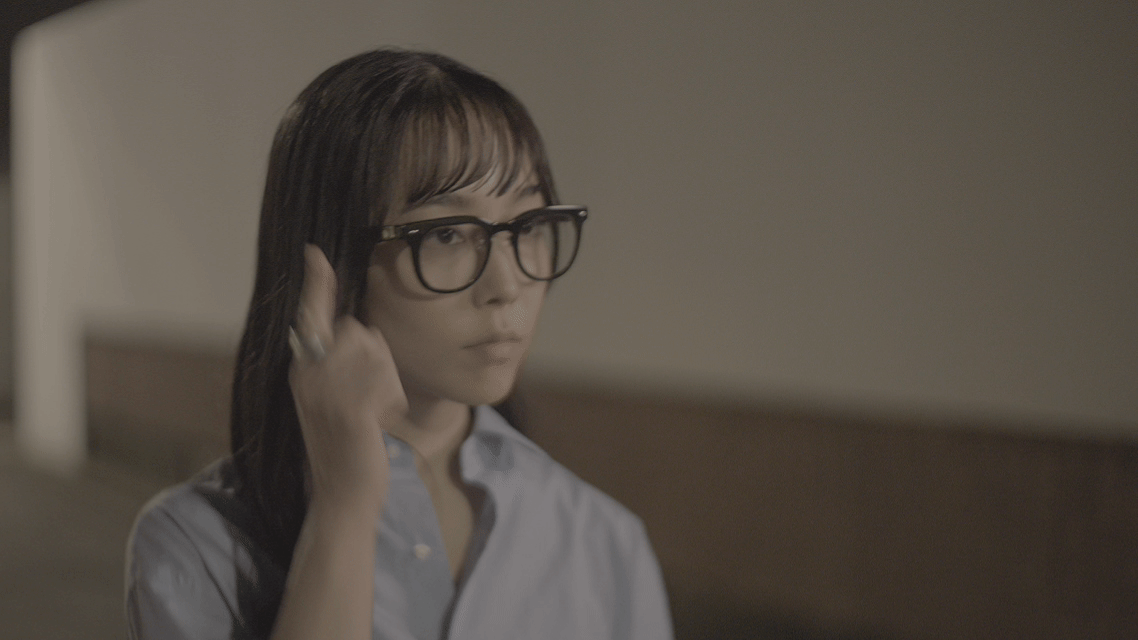 Halliday AIグラスを装着して夜道を歩いている女性