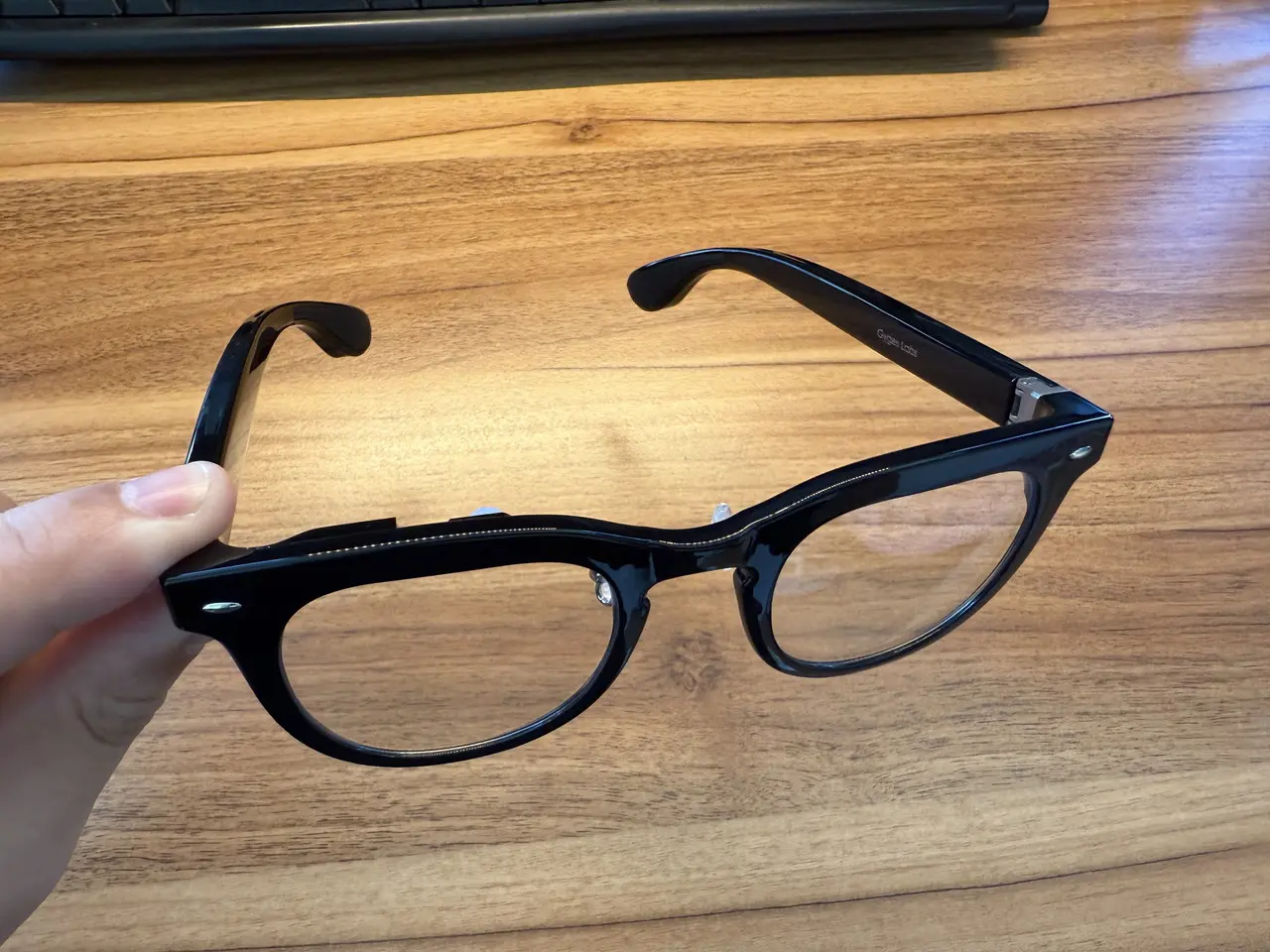 Halliday AIグラスのヒンジを展開した状態(正面アングル)