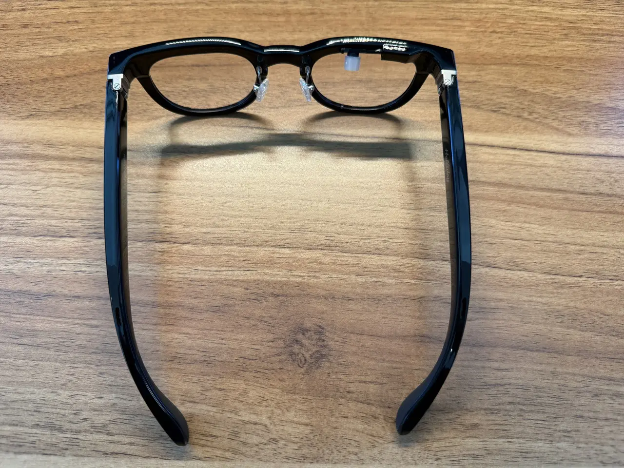 Halliday AIグラスのヒンジを展開した状態(真上アングル)