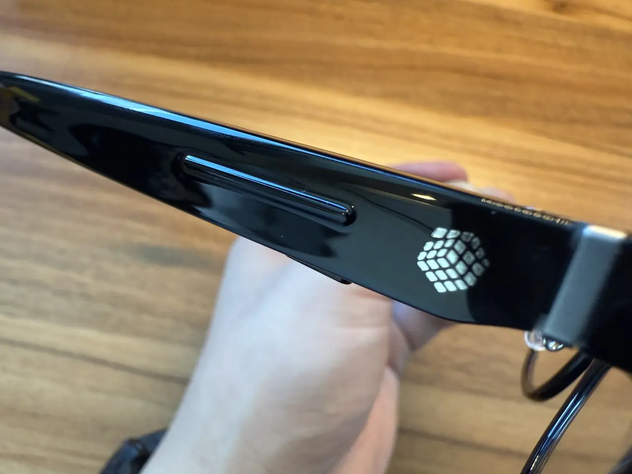 右側テンプルには線上のトラックパッドが用意