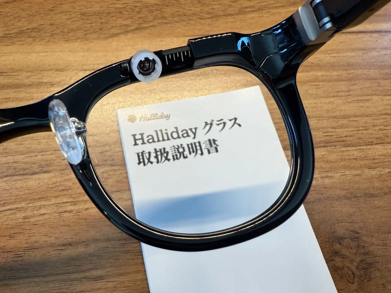 Halliday AIグラスのレンズ越しに文字を見ている様子