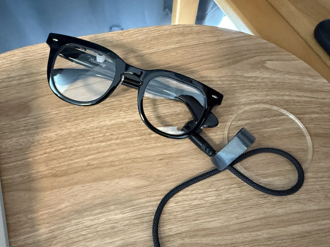 充電中のHalliday AIグラス