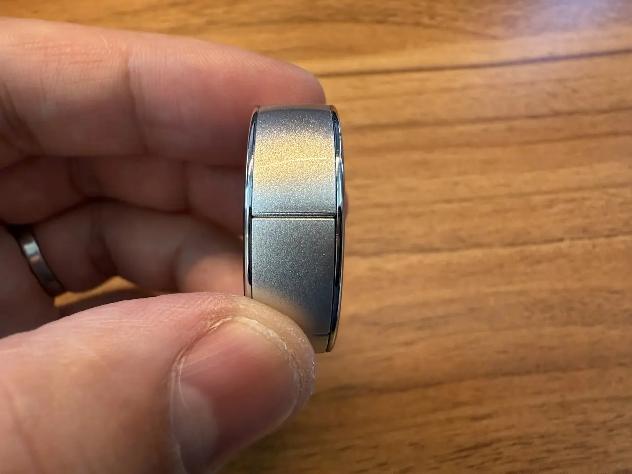 スマートリングを手に持っている様子(側面アングル)