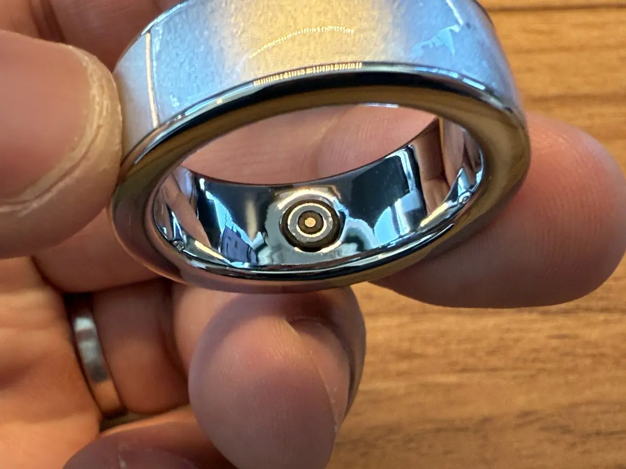 スマートリング内側の充電端子