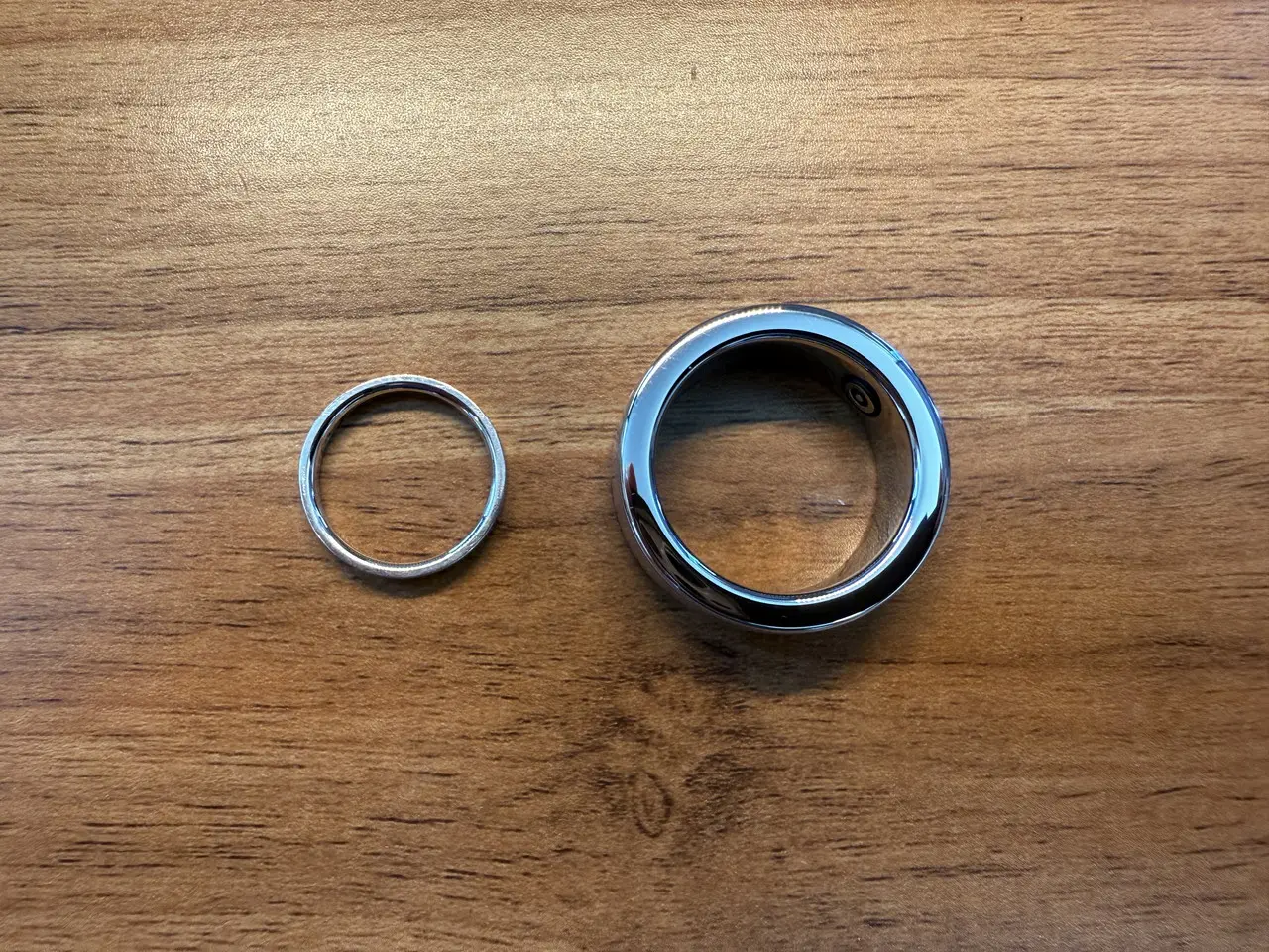 スマートリングと結婚指輪を並べている様子