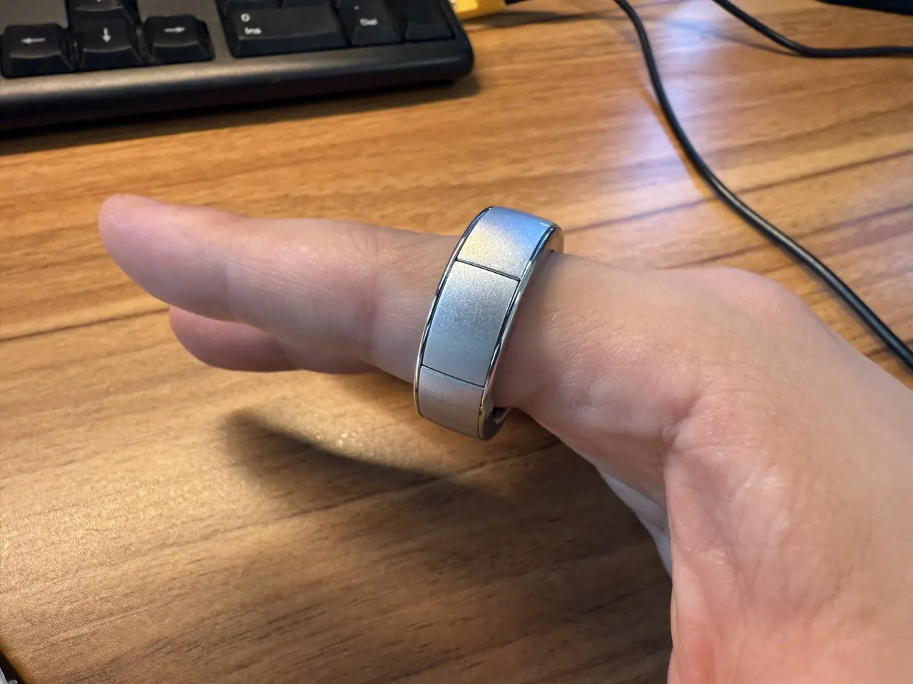 スマートリングを人差し指に装着した様子