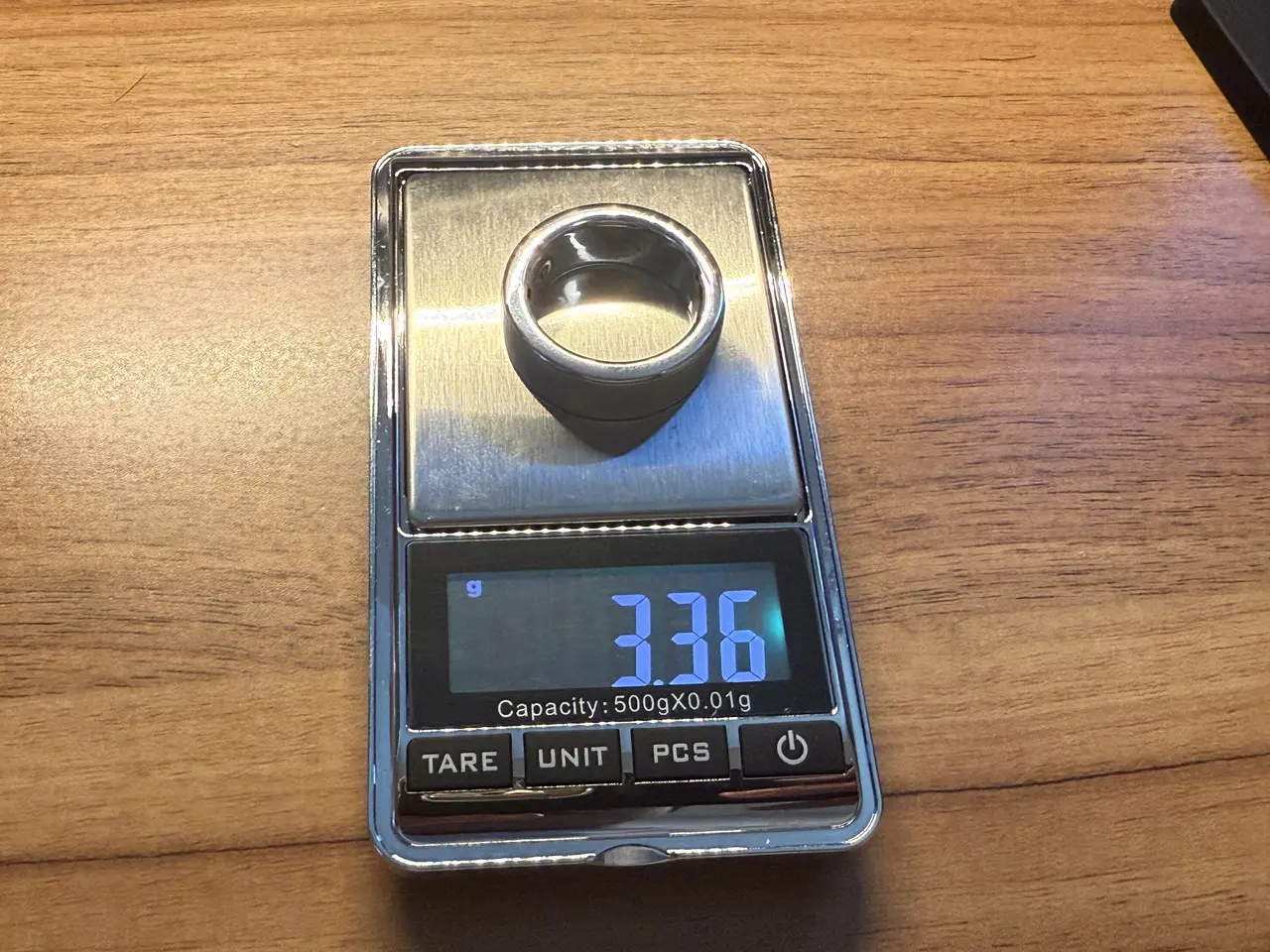 スマートリングの重量を計量している様子