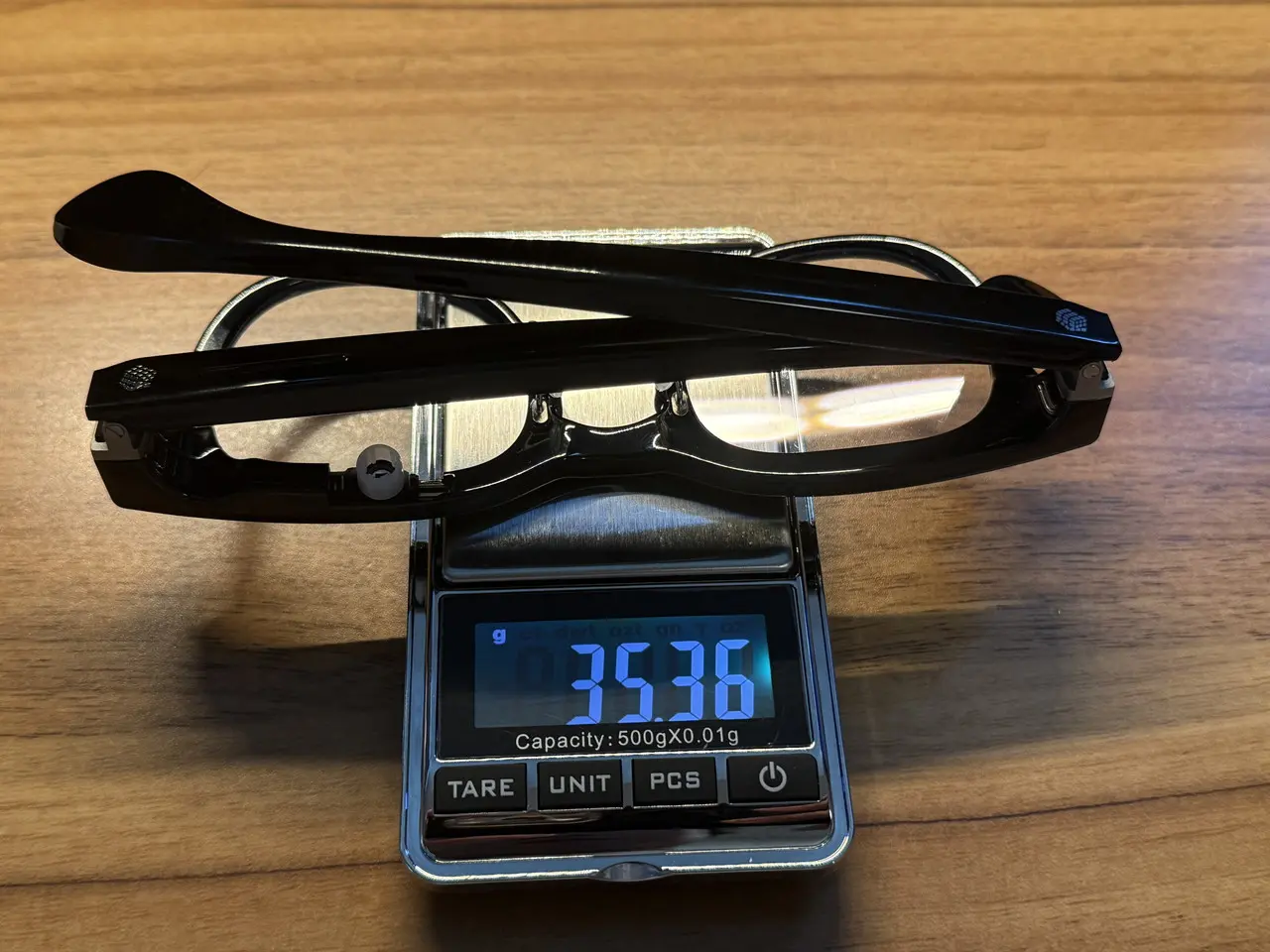 Halliday AIグラスの重量を計量している様子