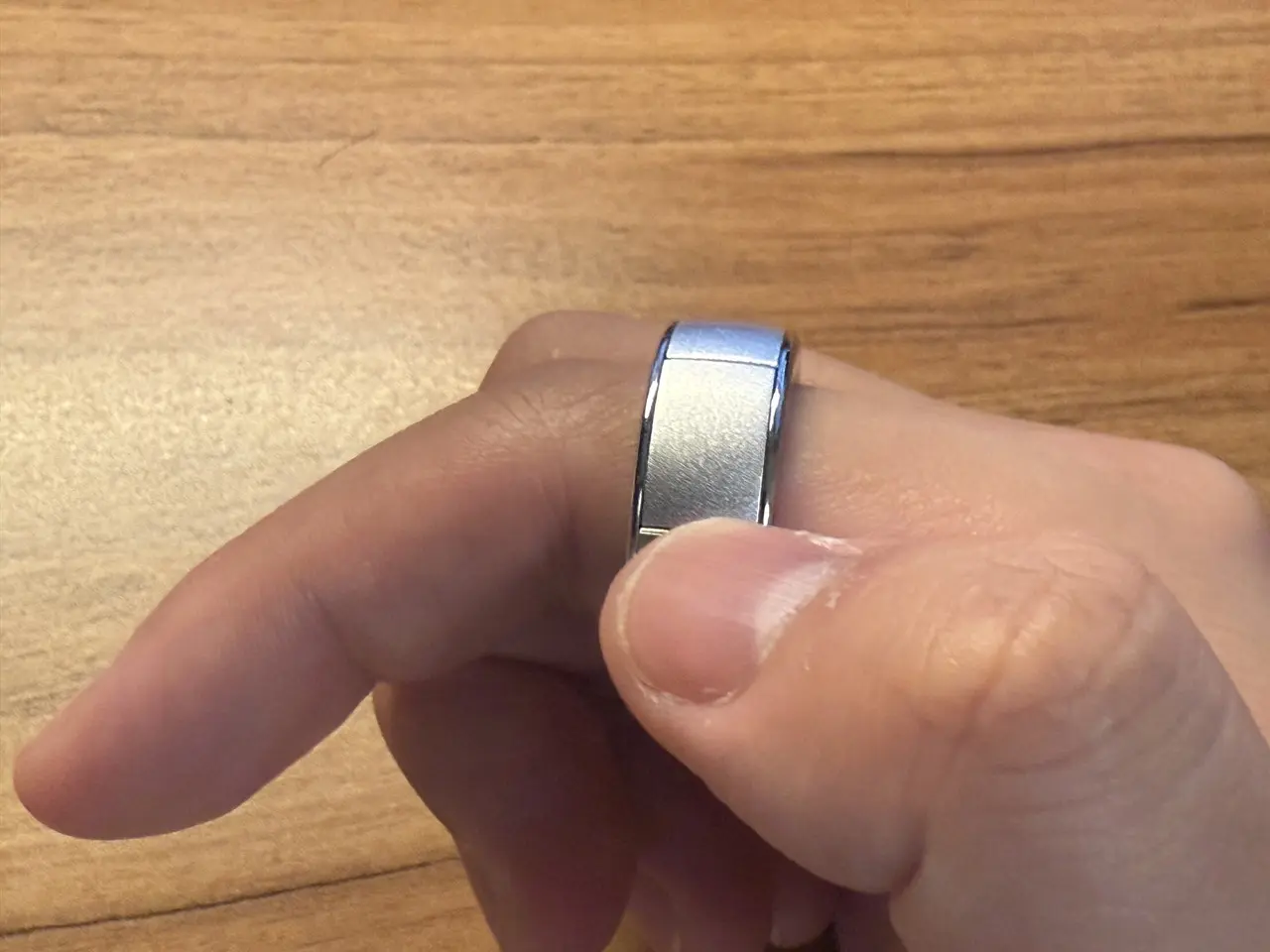 スマートリングを装着して操作している様子