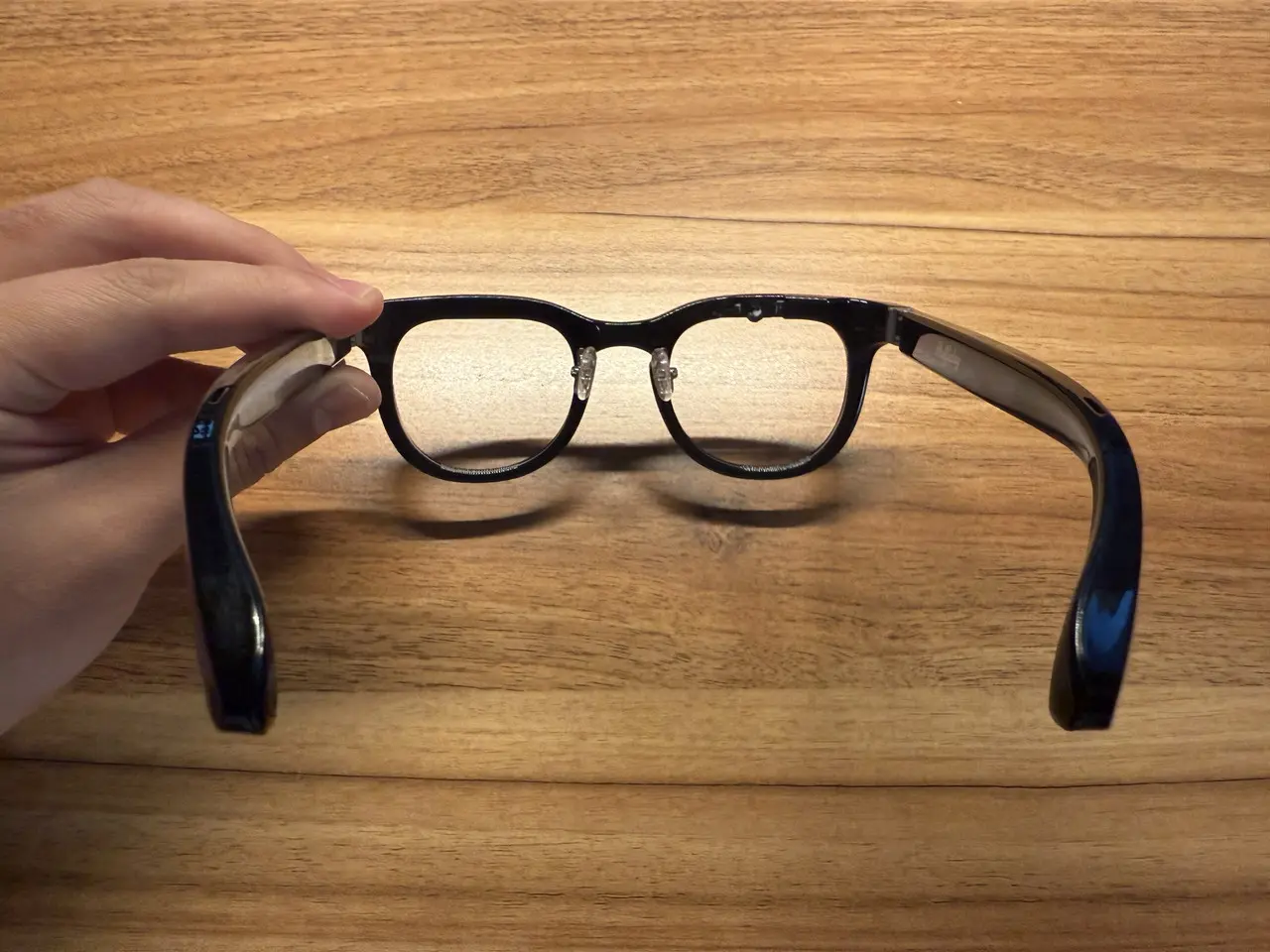 Halliday AIグラスを手に持っている様子