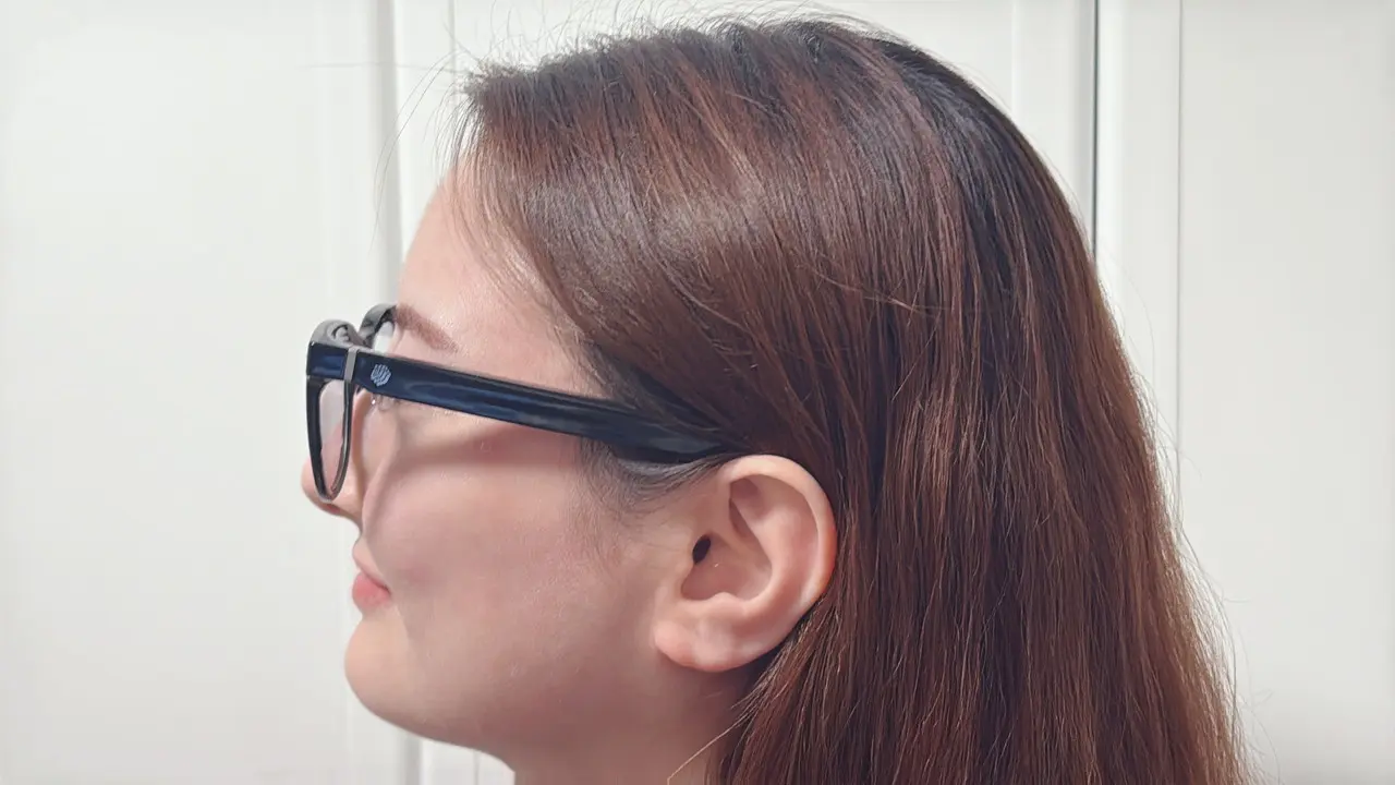 Halliday AIグラスを装着した女性(左側アングル)