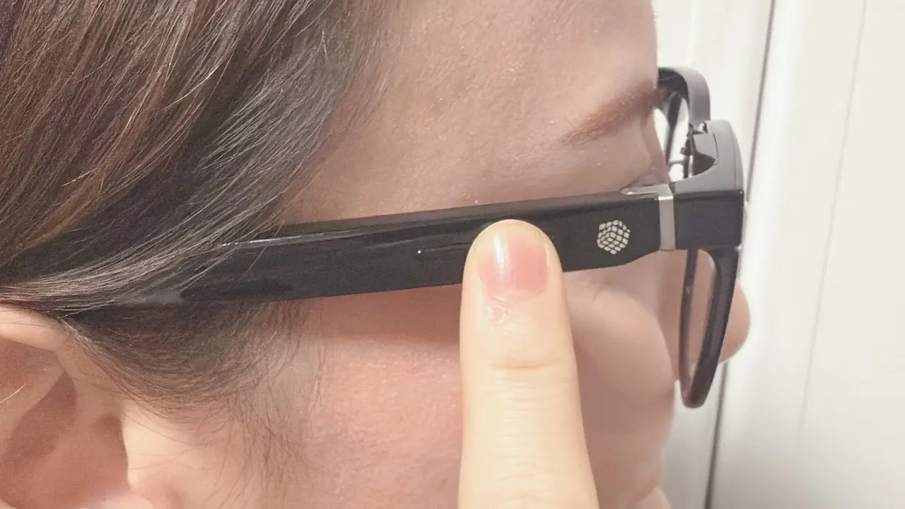 Halliday AIグラスのトラックパッドに指で触れている