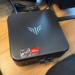 デスク上で稼働しているNiPoGi E3B（5825U）