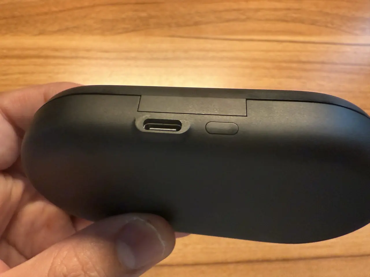 OpenRock Link 20の充電ケースのType-Cポートとペアリングボタン