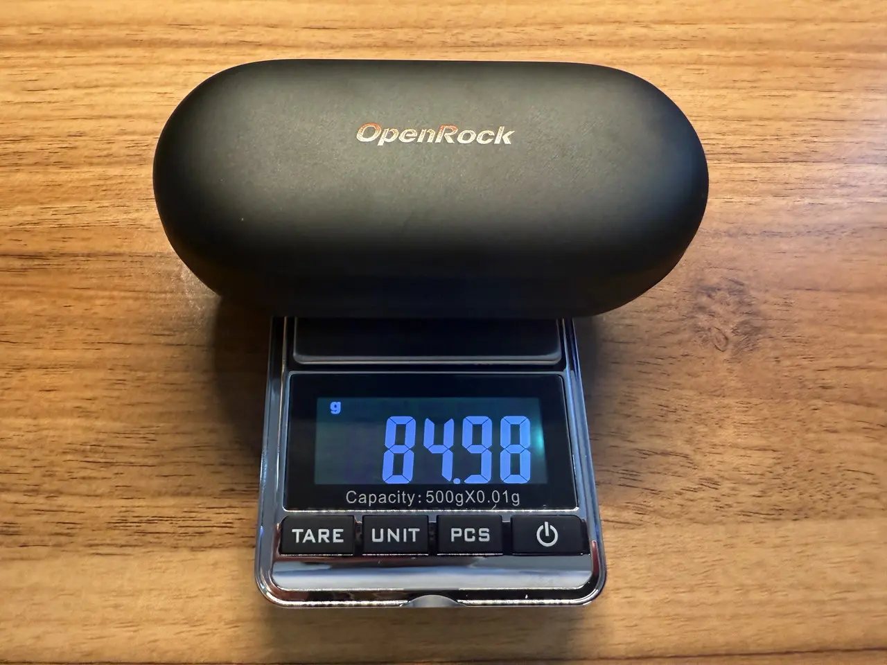 OpenRock Link 20の充電ケースを計量している様子