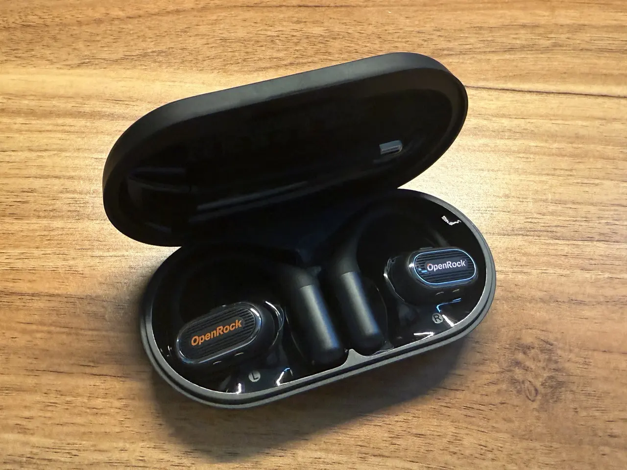 OpenRock Link 20の充電ケースのフタを開けた様子