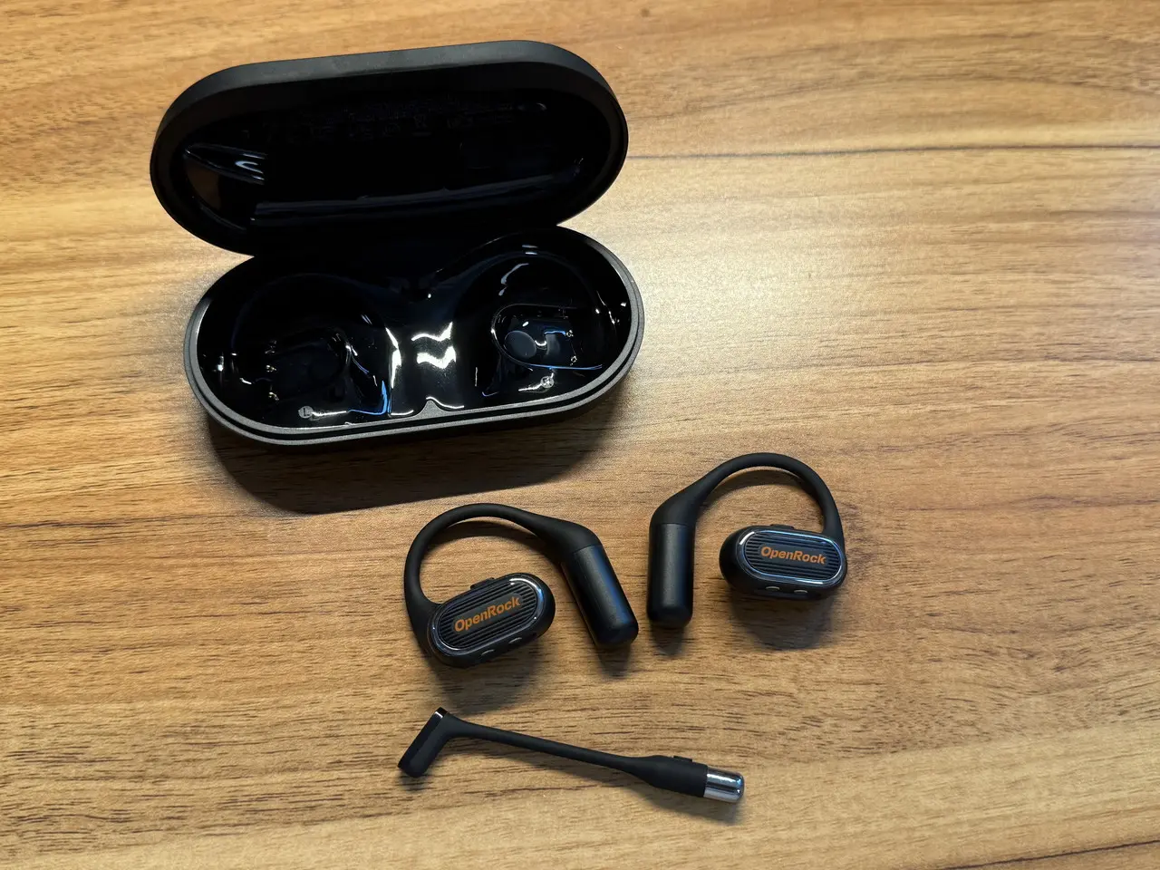 OpenRock Link 20の充電ケースから取り出したイヤホンとマイク