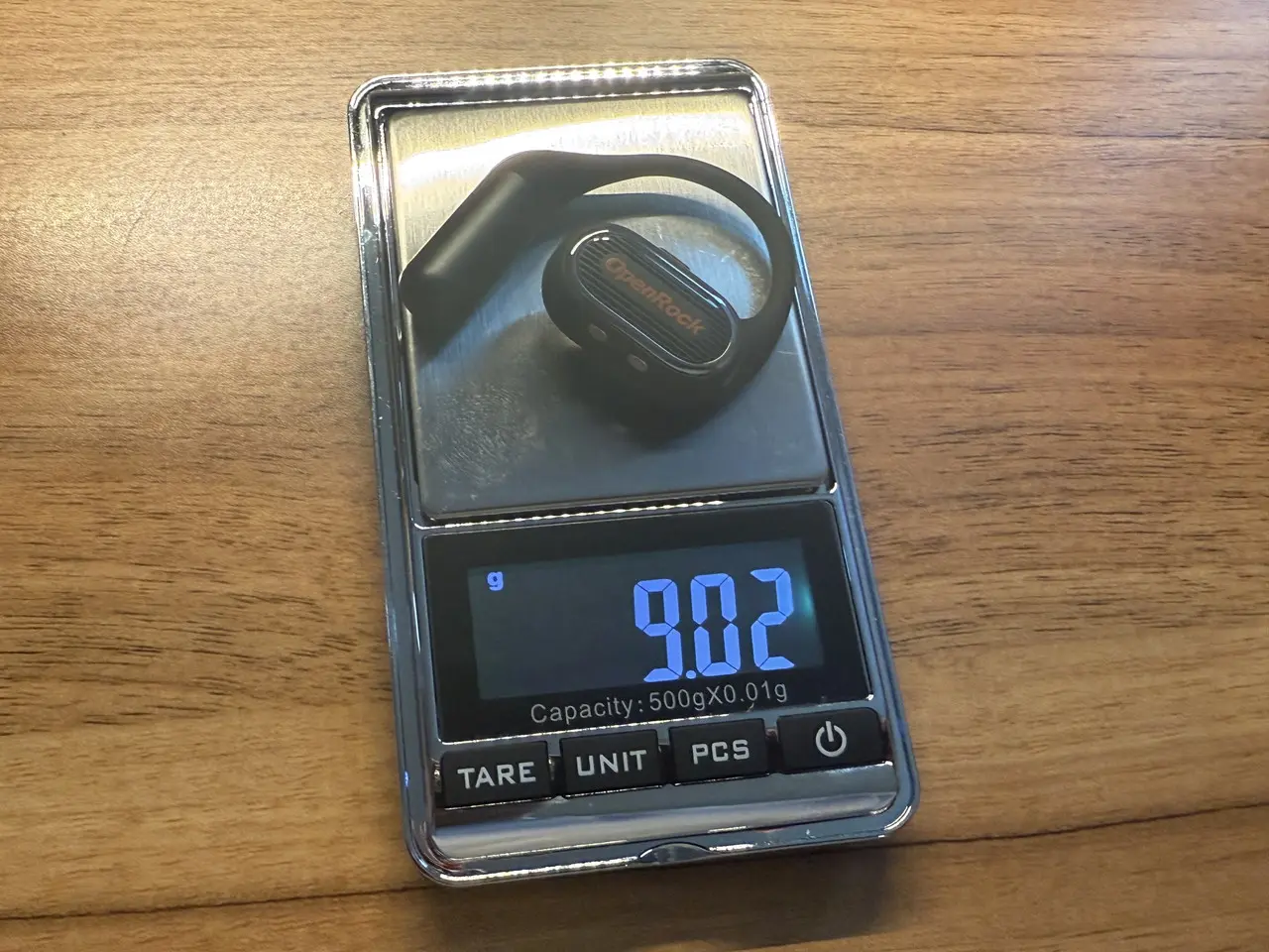 OpenRock Link 20のイヤホン本体を計量している様子