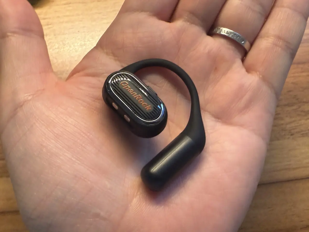 OpenRock Link 20のイヤホン本体を手のひらに載せている様子