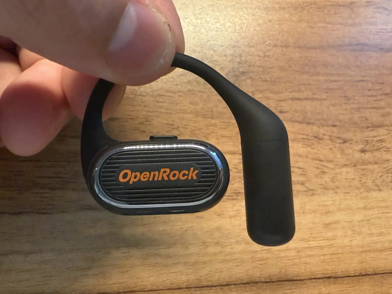 OpenRock Link 20のイヤホン本体を指で摘まんでいる様子(側面アングル)