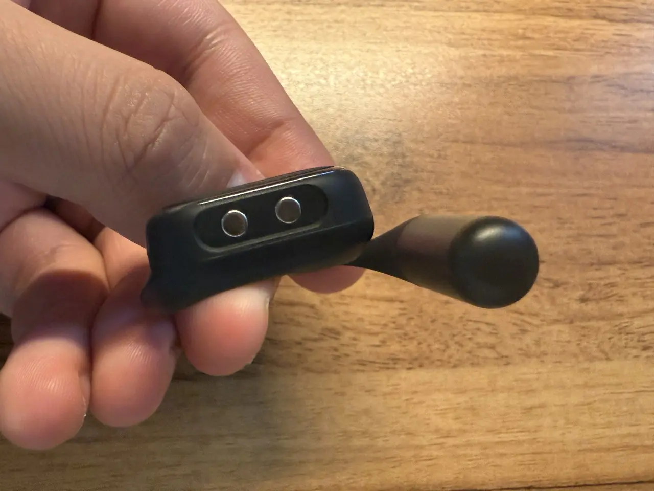 OpenRock Link 20のイヤホン本体を指で摘まんでいる様子(下部アングル)