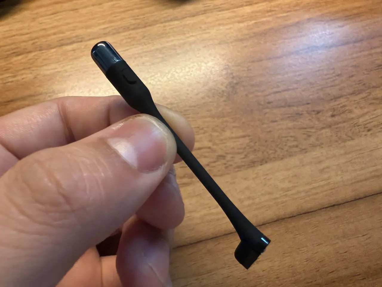 OpenRock Link 20のブームマイクを指で摘まんでいる様子