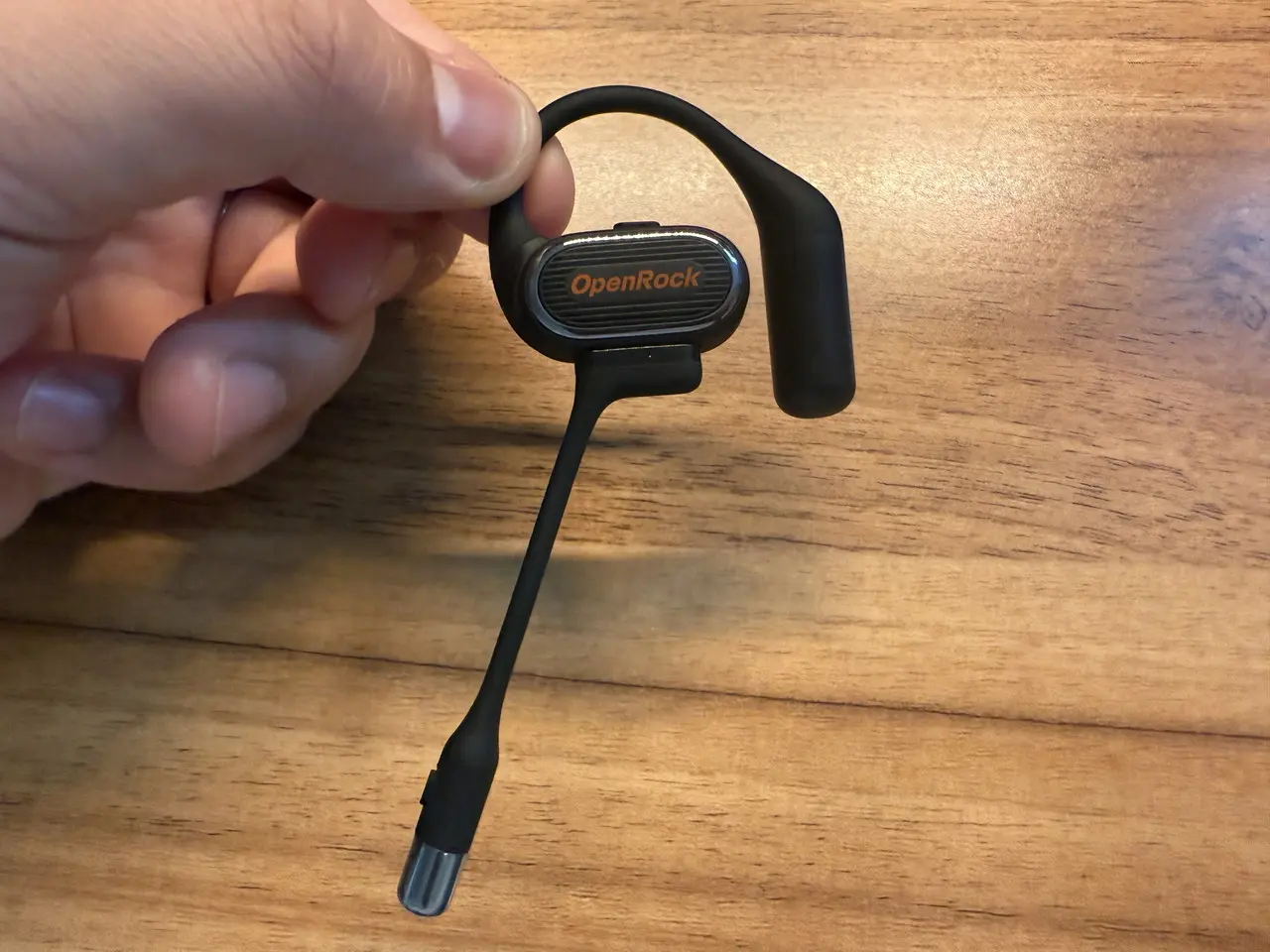 OpenRock Link 20のブームマイクをイヤホンに装着した状態